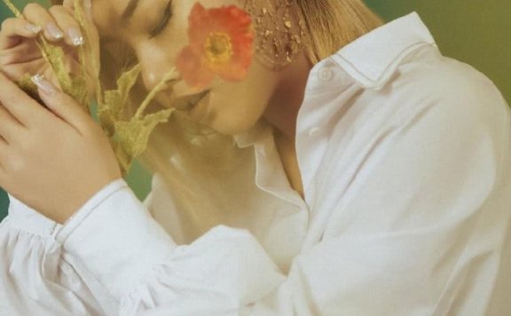 王菊穿白衬衫拿花朵,秀侧颜变美走清新范儿