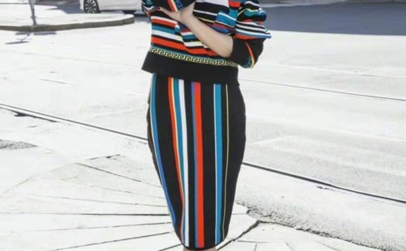 蔡依林穿印花T恤配牛仔喇叭裤,提升气场