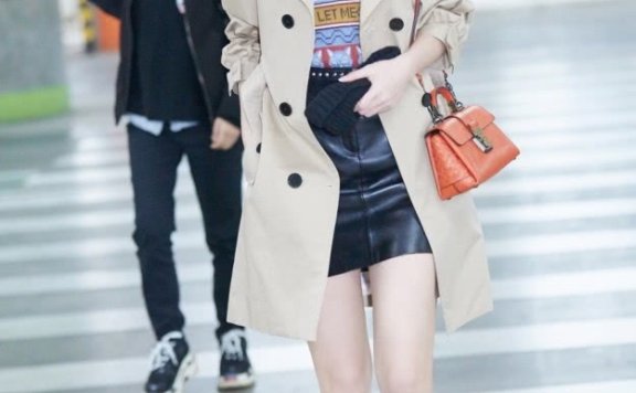 张俪以一件风衣解决纠结感,洋气还拉风!