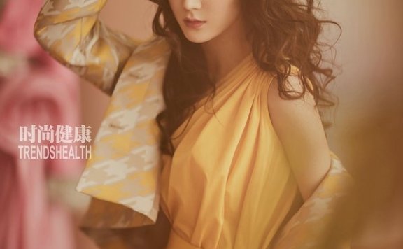 迪丽热巴封面写真曝光 变身摩登女郎气质佳