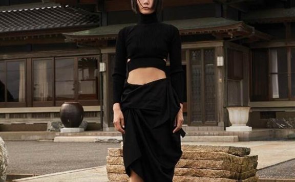 好莱坞最火韩国女演员，跟baby登封面比美还是LV全球代言人