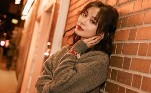 施诗的破洞裙显气质,穿上绝对变潮咖!