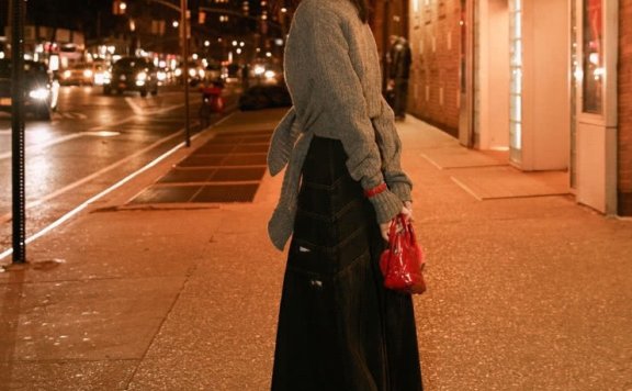 施诗毛衣搭配长裙优雅大方,美的太有气质了