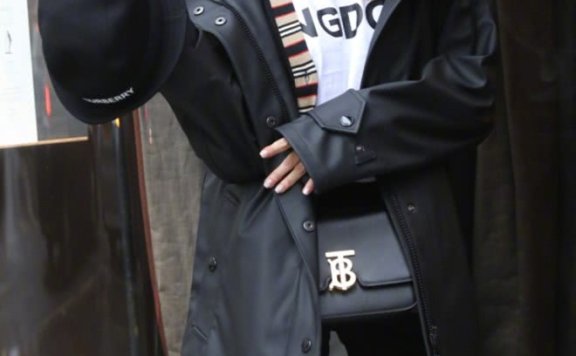 程晓玥给高跟鞋戴上“金镯”，太有时尚个性了！