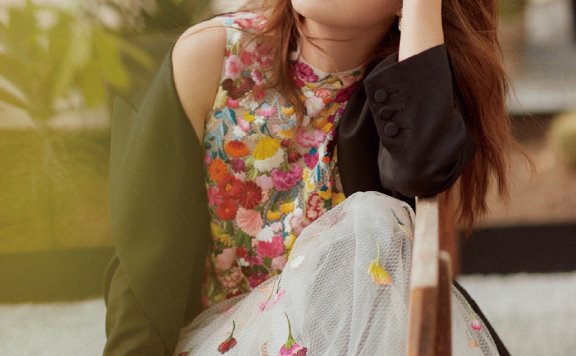 赵薇染棕色头发,时尚显年轻