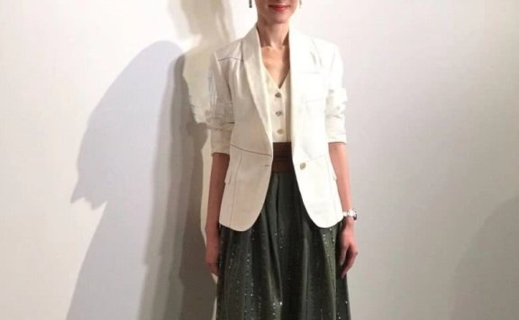 梁洛施穿白色西装优雅大气,搭拖地裙气质惊艳!