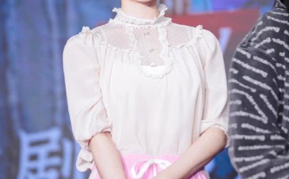 陈小纭穿衬衫配长裤，合影不站C位居然比郑爽还漂亮