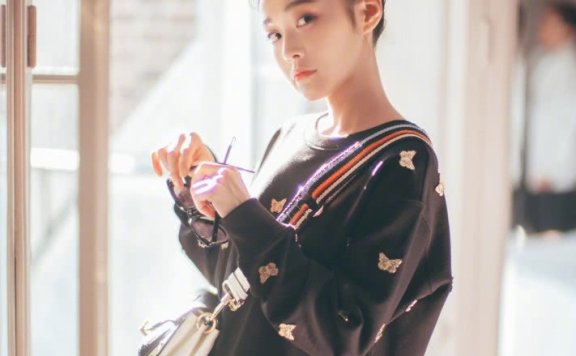 张佳宁穿黑色卫衣搭配短裙,活泼可爱