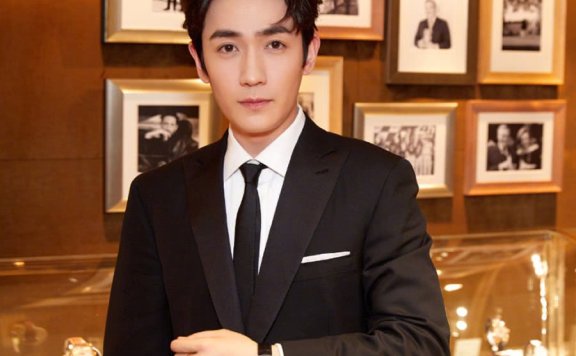 朱一龙穿黑色西装帅气儒雅,这颜值也太高了吧