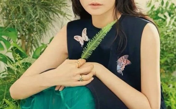 裴斗娜穿运动装打网球，越来越高级了