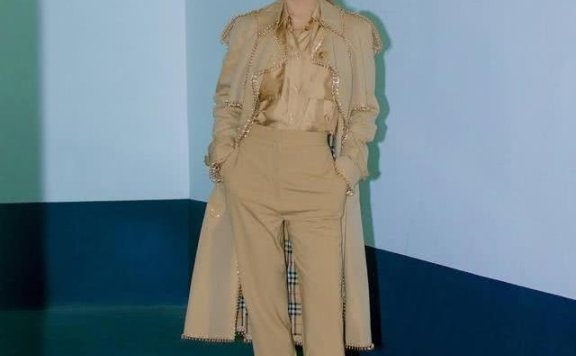 赵薇新造型气场全开,英伦风出席活动瞬间成焦点