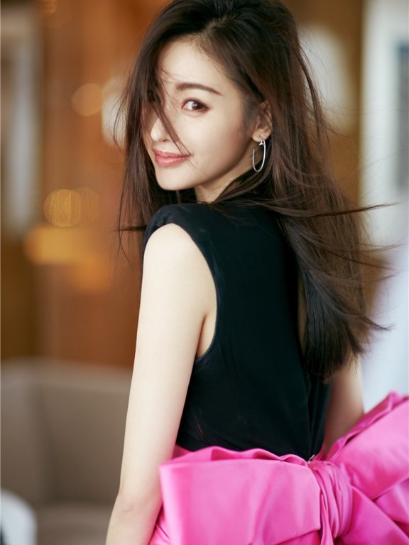 张天爱优雅灵动俏皮可爱，亮相电视剧盛典