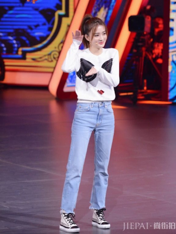 徐璐《王牌对王牌》节目中毛衣+牛仔裤,漂亮又大方