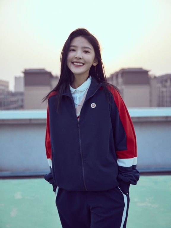 章若楠穿西装配白色长裤,对镜一笑超甜美