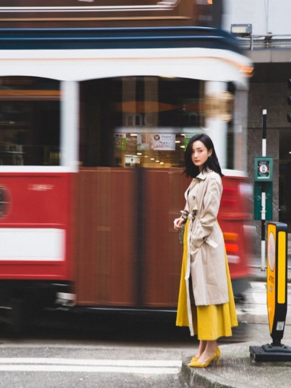 李一桐穿双排扣风衣配高跟鞋,街头凹出超模感