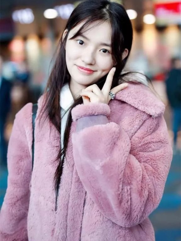 林允机场粉嫩时尚大衣,裤子却丑哭自己!