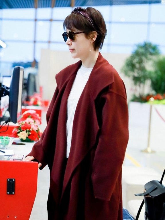 海清红色大衣优雅发带精致魅力,现身机场