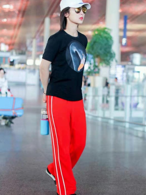 杨紫一身工装连体裤亮相,气场全开