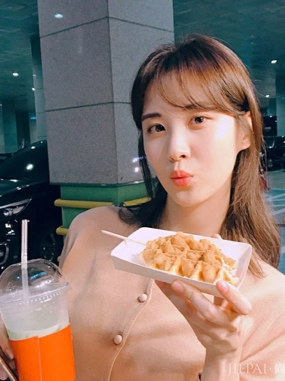 圆脸女孩儿不知道该怎么打扮自己?来看看这次徐贤的新造型吧