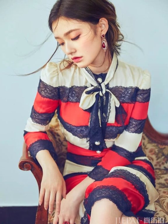林允蕾丝剪成条性感迷人，时尚得让人眼前一亮