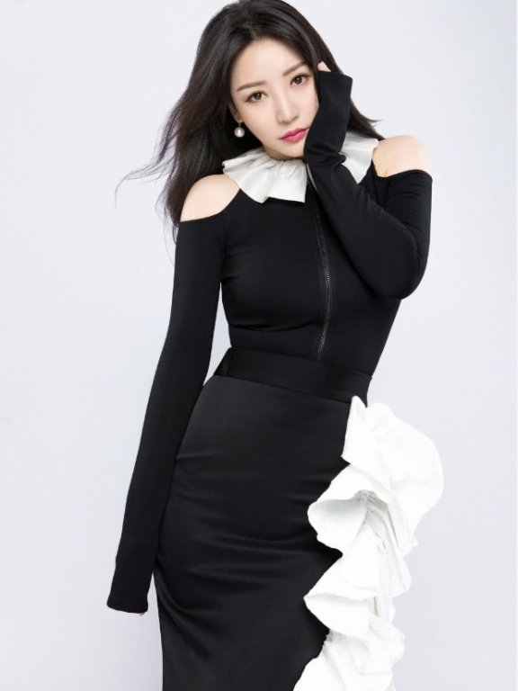 柳岩一身黑裙魅力释放，还有一块白花边？