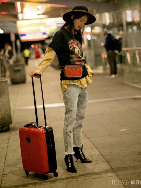 金晨一身露脐装走机场，可爱满分！