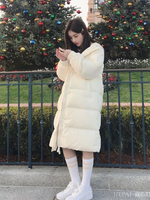 鞠婧祎针织外套搭配白色T恤美成初恋,穿出时尚大片感