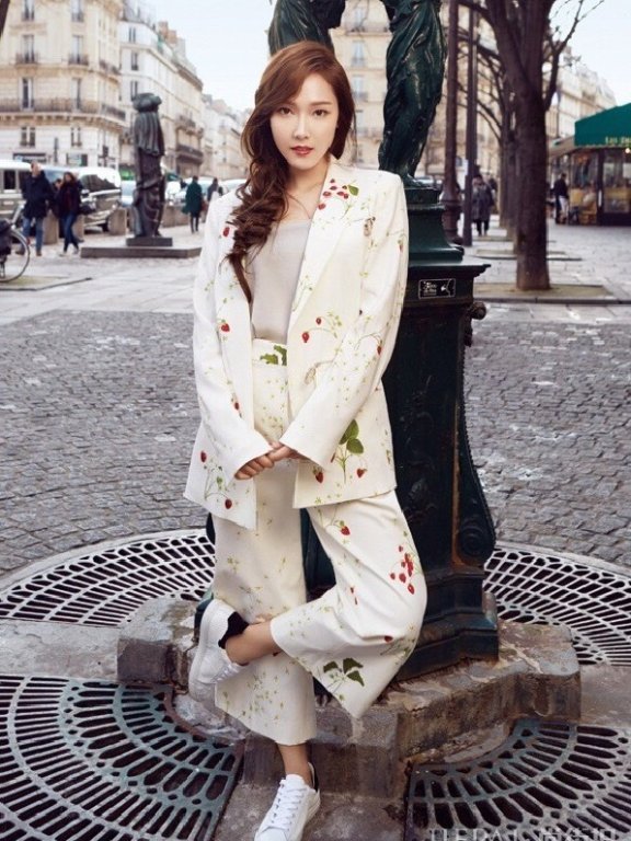 郑秀妍把裤裙穿成披风,也是很个性了!