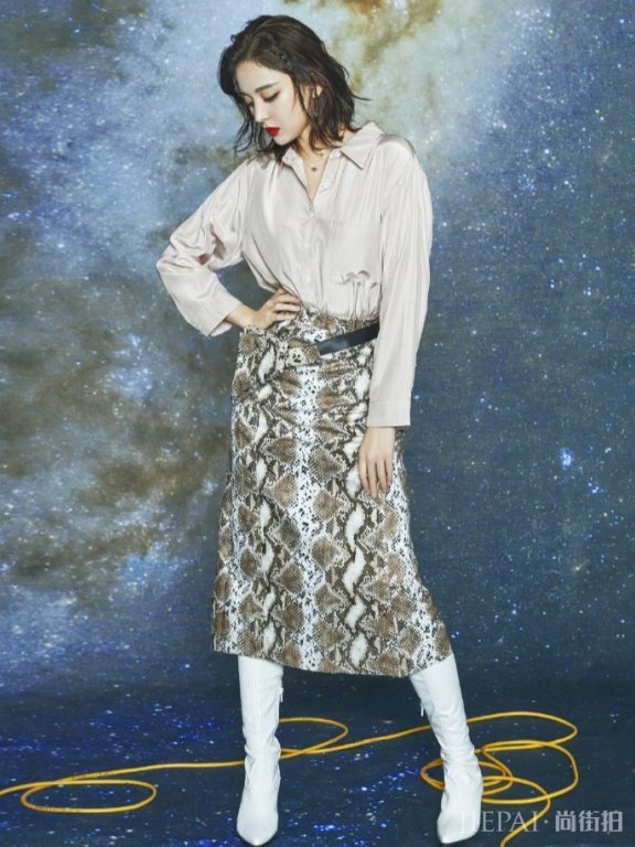 古力娜扎“梯形包”太魔幻,包包居然是实心的?装不下任何东西