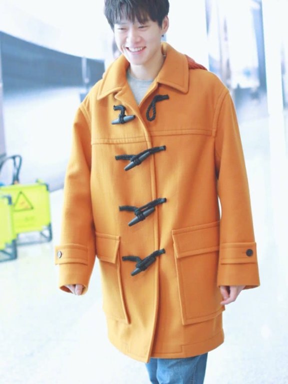 魏大勋穿黄色大衣+牛仔裤也那么帅气