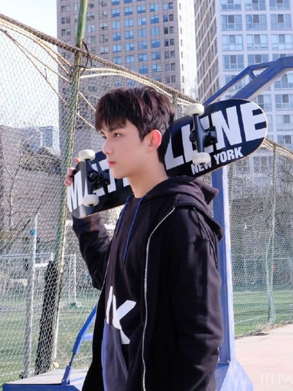 吴磊最新时尚街拍，颜值高校服也能穿出潮流范