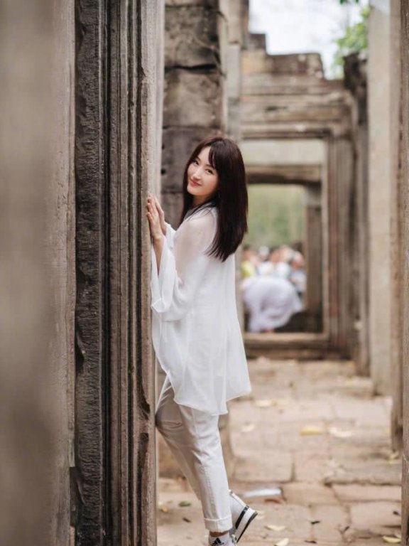 杨钰莹3套造型游玩柬埔寨,穿完碎花裙又换露肩装