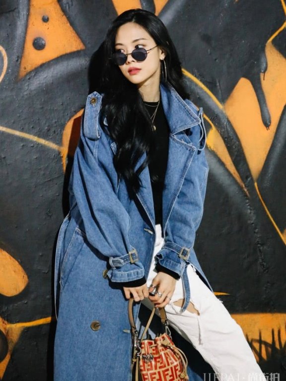 王霏霏穿“千鸟裙”戴礼帽名媛范儿十足， 也太美了吧！