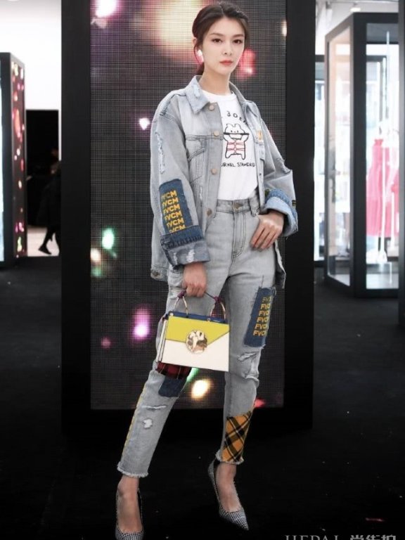 傅菁的裤子真牛,正面看到腿跟肚子那么大!