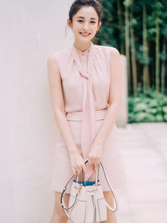 清爽穿搭的古力娜扎少女感十足