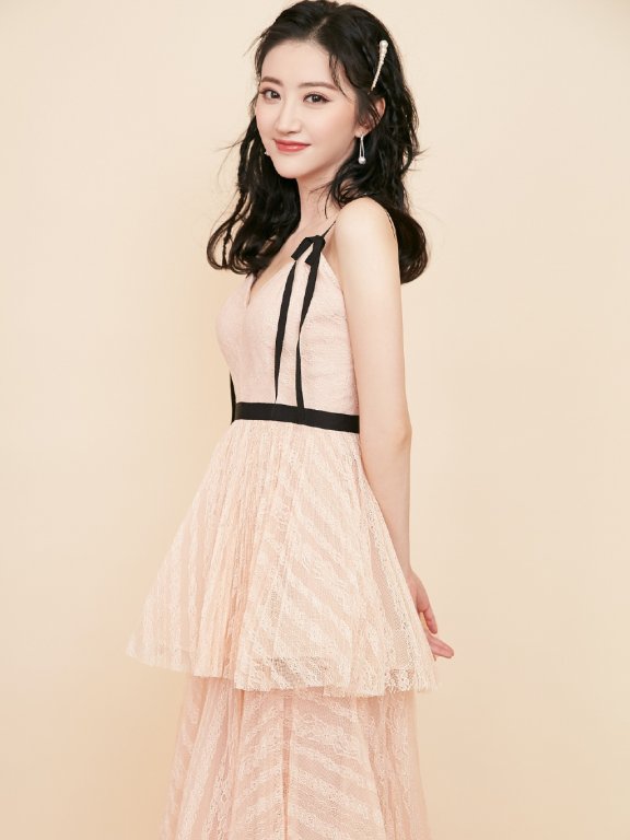 景甜剪掉长发，一袭穿搭优雅又减龄