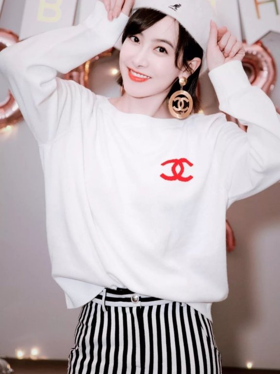 宋茜齐刘海短发甜美俏丽,黑白双挎包抢镜