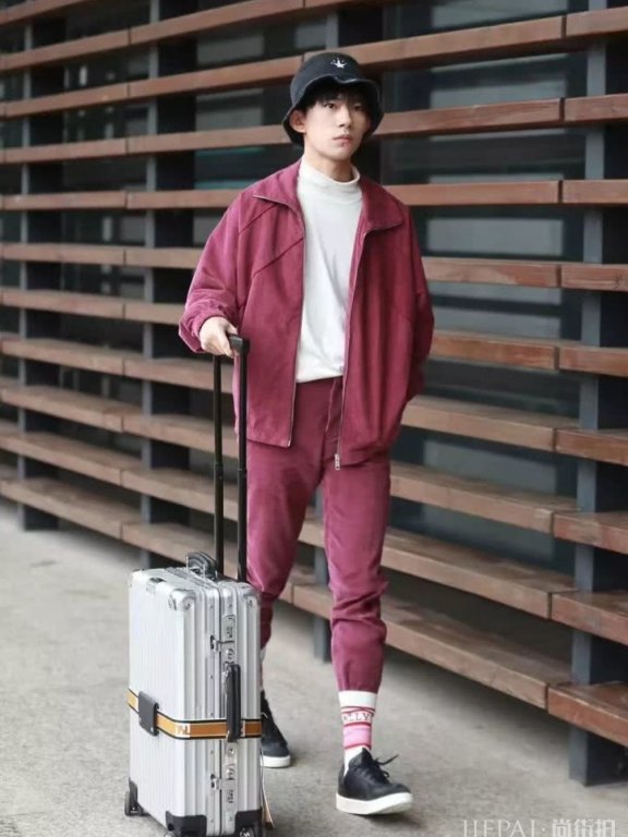 当年懒得穿的校服 摇身一变居然成了最潮时尚单品