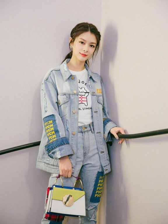 火箭少女再次挑战时装周,傅菁时髦爆表