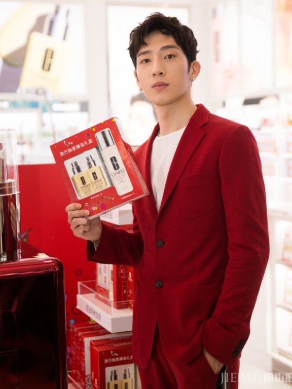 井柏然鞋子沾了泥土怪脏的?像是有1年没洗了!