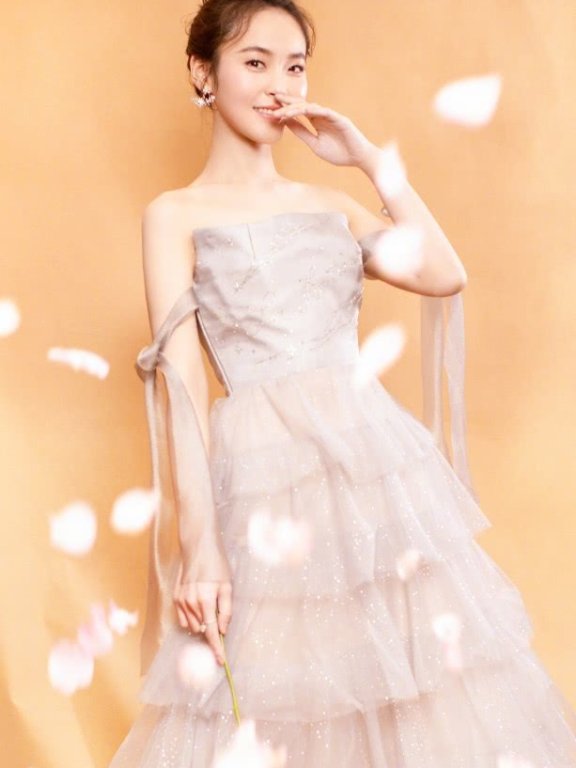 张佳宁穿梦幻紫连衣裙,颜值绝了!