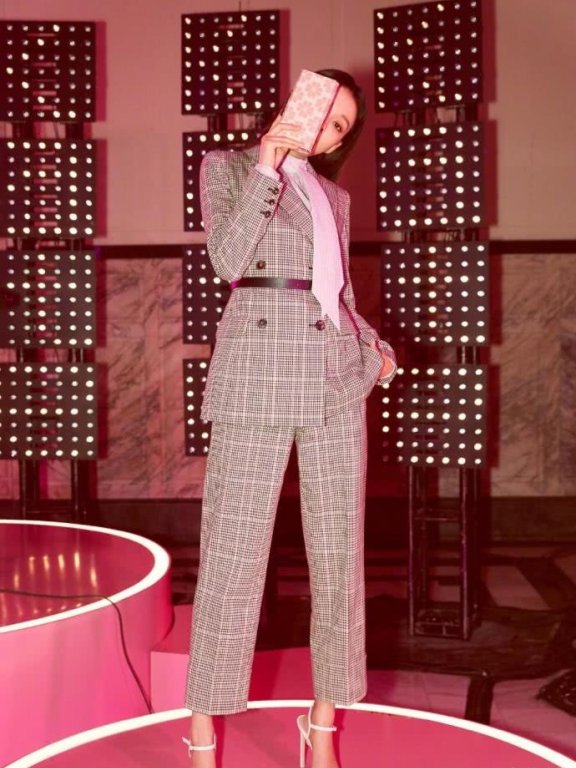 孙怡穿格子西装配10厘米高跟鞋，依旧少女感十足