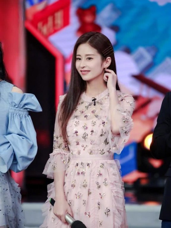 颖儿穿粉色刺绣轻纱裙配高跟鞋,连腰线都没了