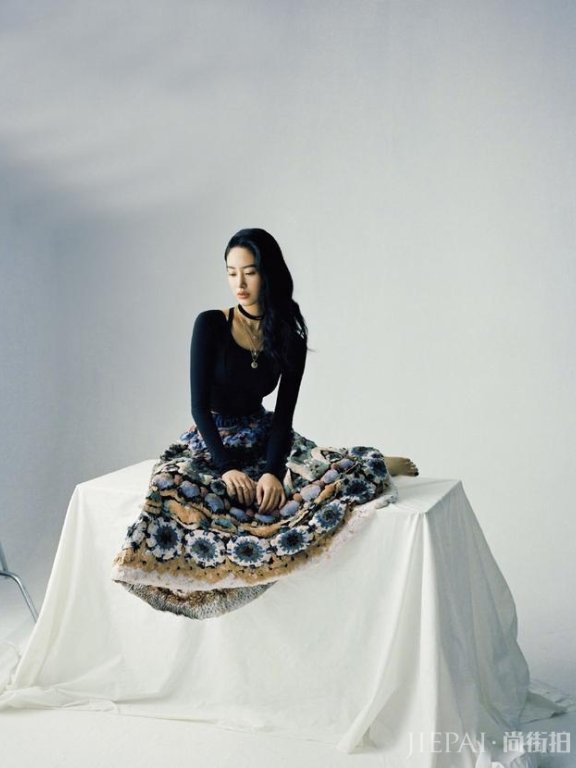 杨采钰穿黑色长袖配印花裙，内衣外穿成亮点