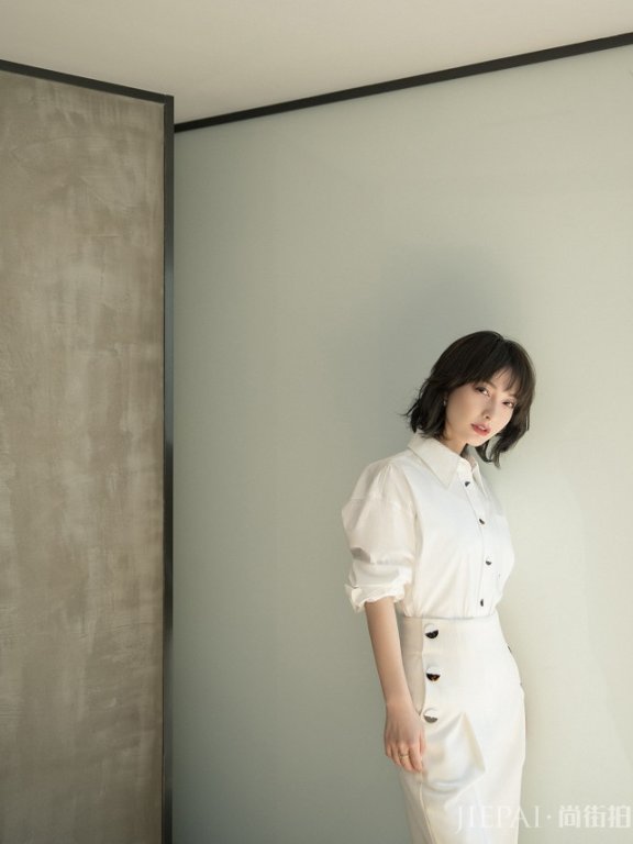 吴昕一身“圣母白”有点暖,但还是喜欢她大女孩样子