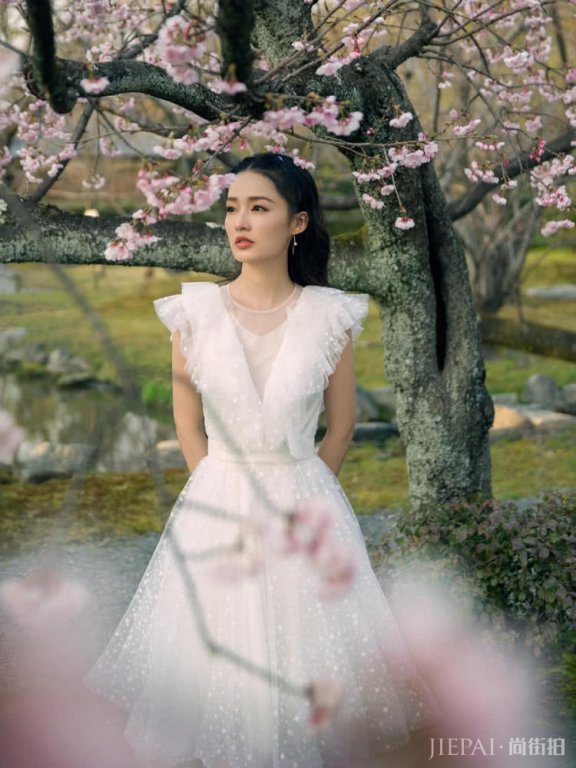 李沁穿白衣重新美回少女,初春这样搭配清新又减龄