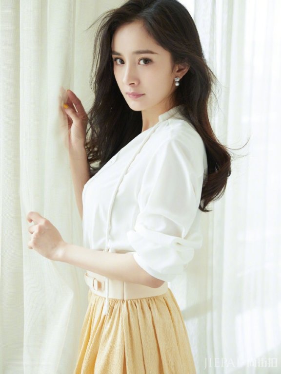 杨幂越变越少女,衬衫配裙装秀美腿,太好看