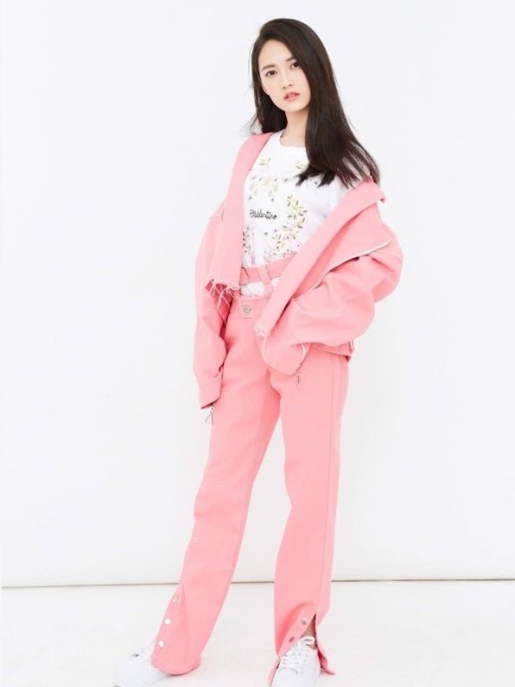 新版“赵敏”陈钰琪,戏外穿西装帅气十足!