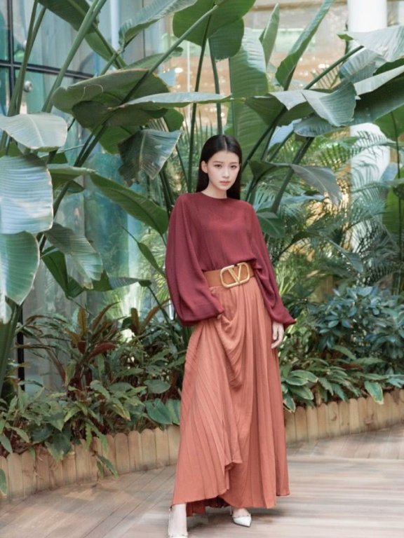 孙怡红色上衣搭配百褶裙秒变女王,腰带更是神助攻