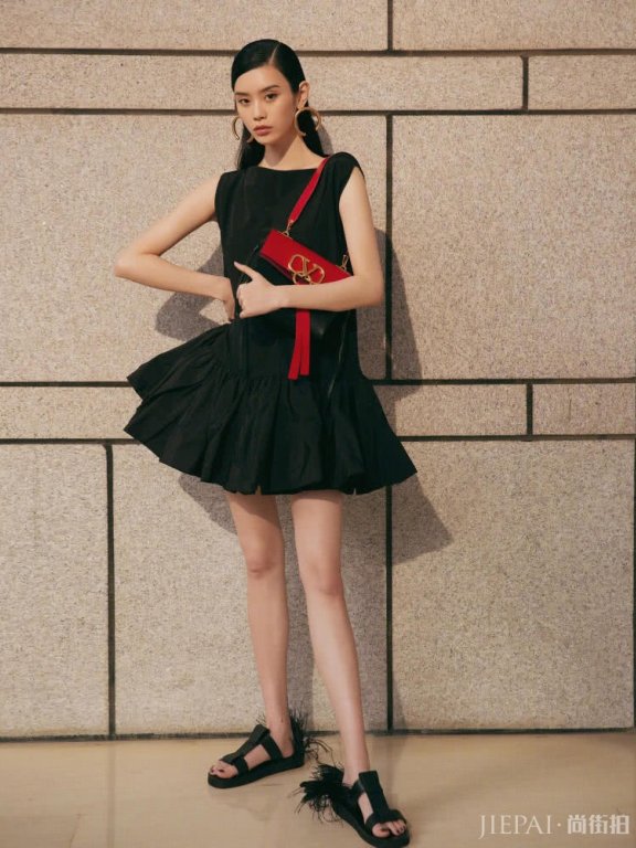 奚梦瑶出席活动一袭复古黑色蓬松裙,简约又优雅